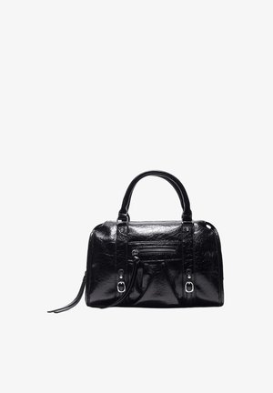 Sac à main en cuir noir brillant avec deux poignées, poche zippée à l'avant, détails avec boucle et bandoulière pour poignet sur fond blanc.