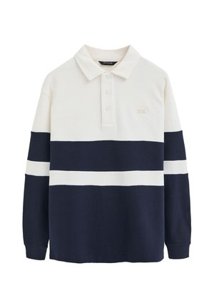 Polo de manga larga con parte superior blanca, parte inferior azul marino, franja horizontal blanca cruzando el pecho y las mangas, y cuello con tapeta de tres botones.