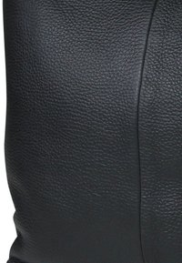 Zwarte leren tas met een gestructureerde afwerking, voorzien van een gladde naaddetail. De algehele vorm is rechthoekig met een zachte, ongestructureerde vorm.