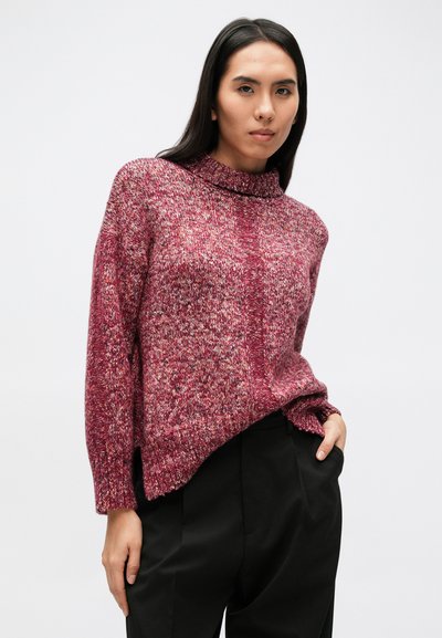 Sweter dziany w odcieniach różu z wysokim kołnierzem i ściągaczami przy mankietach. Charakteryzuje się luźnym krojem i lekko asymetrycznym dołem.