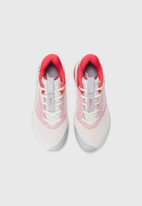 Sneakers med en rosa och vit mesh-ovandel, grå detaljer och en vadderad krage. Har snörning och en logotyp på tungan. Mjuk textur.