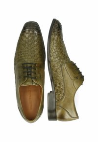 Scarpe in pelle verde oliva con texture intrecciata, punta affusolata, chiusura con lacci e un tacco leggero. Finitura liscia con interni marroni.