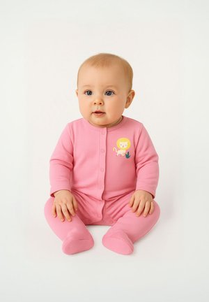 Rosa Baby-Overall mit langen Ärmeln, Druckknöpfen vorne und einem Löwenmotiv auf der Brust. Weicher Stoff und taillierte Passform für hohen Tragekomfort.