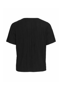 Zwart kortärmlig top met verticale plooien die de gehele stof bedekken, gezien van achteren op een witte achtergrond.