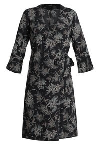 Schwarzes Kleid mit floralem Muster in hellgrün und weiß, langen Ärmeln, einem Bindegürtel in der Taille und geradem Schnitt.