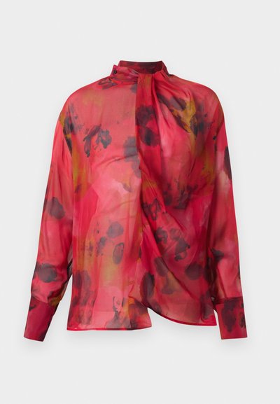 Blusa rossa trasparente con collo alto e maniche lunghe. Presenta un motivo floreale astratto in tonalità più scure e un design drappeggiato.