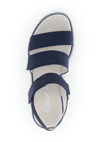 Marineblauwe suede sandaal met drie brede banden, zachte beige binnenzool en rubberen zool. Bevat een ritsluiting op de hiel.