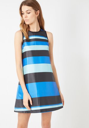 Vestido sin mangas en corte A, con rayas horizontales en tonos de azul y negro, confeccionado en una tela suave y brillante.