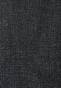 Texture de tissu gris foncé tissé avec des fibres étroitement tricotées créant un motif de surface uniforme et légèrement rugueux.