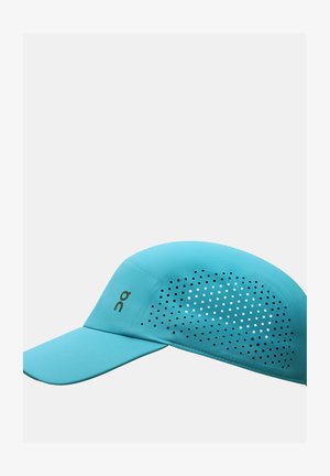 Tyrkysová čepice s perforovanou částí pro prodyšnost. Má zakřivený kšilt a logo. Hladký povrch s lehkým designem.