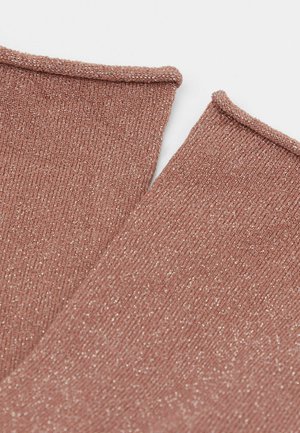 Chauffe-cou en tissu rose gold avec une texture côtelée et des fils métalliques subtils, présentant un bord arrondi et une finition douce.