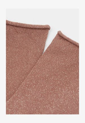 Chauffe-cou en tissu rose gold avec une texture côtelée et des fils métalliques subtils, présentant un bord arrondi et une finition douce.