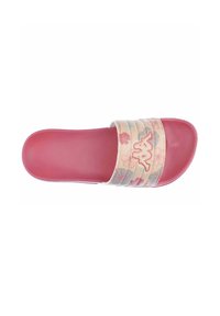 Sandalia tipo slide con suela de goma rosa y una tira estampada con diseños florales en tonos pasteles y un logo blanco. Textura suave, diseño abierto.
