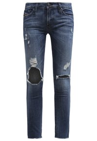 Jeans de mezclilla azul oscuro con detalles desgastados, grandes desgarros en las rodillas, piernas ajustadas y un diseño clásico de cinco bolsillos.