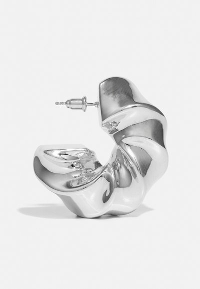 Cercei sculpturali din argint cu un design răsucit și spiralat. Realizați din metal lustruit, având un sistem de prindere prin post pentru o purtare sigură.