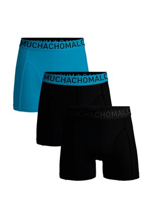 Drie heren boxershorts in blauw en zwart met "MUCHACHOMALO" gebreide taillebanden, gestapeld weergegeven op een witte achtergrond.
