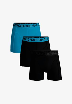 Tre boksershorts til mænd i blå og sort med "MUCHACHOMALO" mærkede taljebånd, vist stablet på en hvid baggrund.