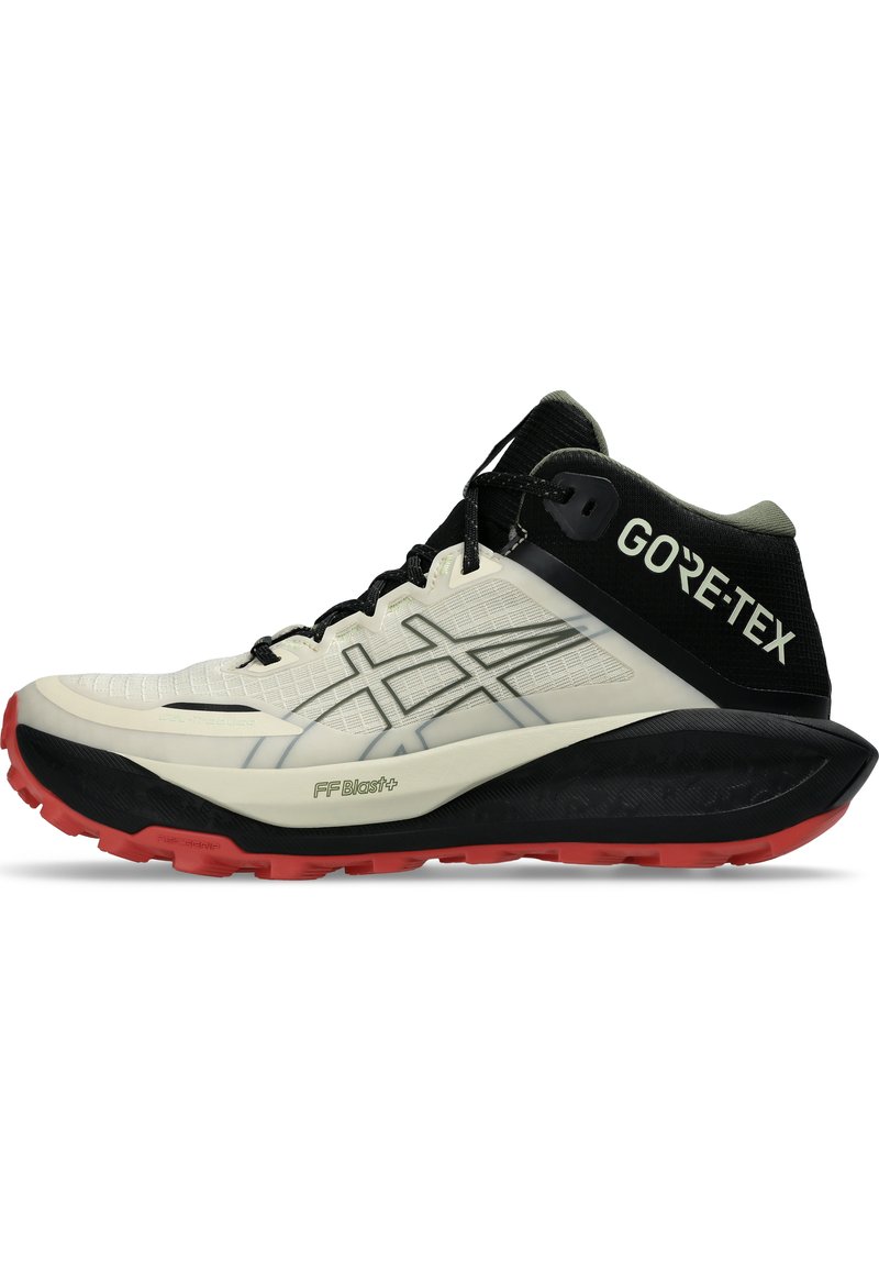 Wysokie buty do biegania w kolorze szarym i czarnym z czerwoną gumową podeszwą. Posiadają logo Gore-Tex, teksturowaną cholewkę oraz wyraźny system sznurowania.