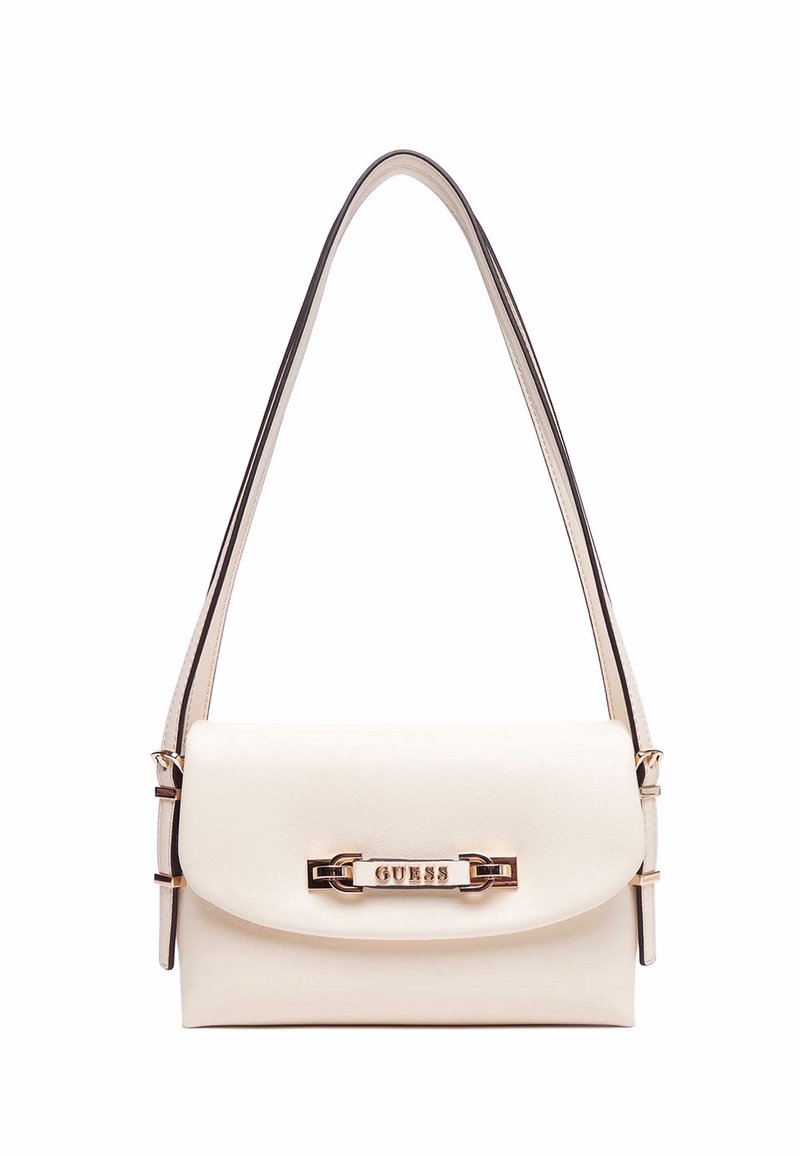 Borsa a tracolla in eco-pelle bianca con chiusura a pattina, hardware color oro e dettaglio in catena. Presenta una tracolla singola.