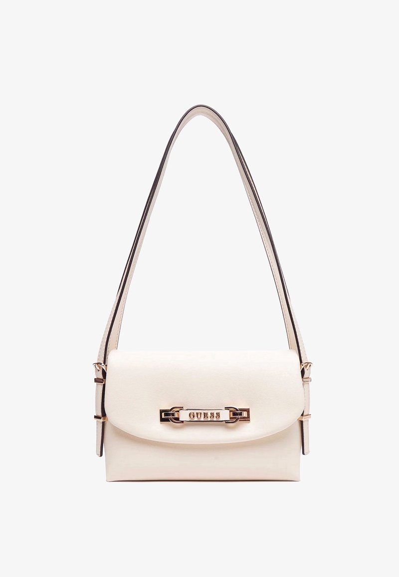 Borsa a tracolla in eco-pelle bianca con chiusura a pattina, hardware color oro e dettaglio in catena. Presenta una tracolla singola.