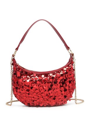 Sac à épaule rouge à sequins avec une petite bandoulière en cuir et une chaîne dorée amovible, en forme de croissant avec fermeture éclair supérieure.