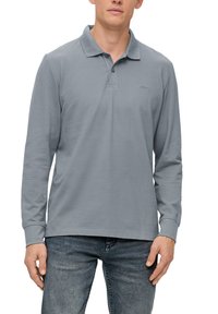Graues Langarm-Polohemd aus Baumwollmischung, mit klassischem Kragen, drei-knöpfiger Knopfleiste und einem dezenten Logo auf der Brust.