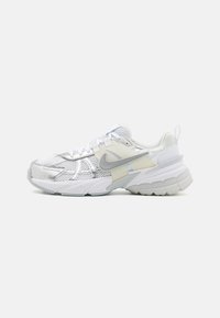 Nike Sportswear - V2K RUN - Zapatillas - white/metallic silver/platinum tint/pure platinum/summit white Imagen en miniatura 1