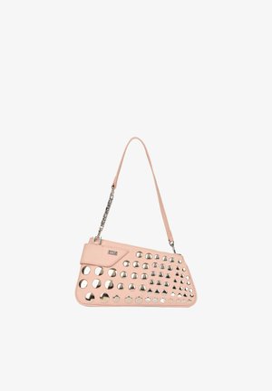 Borsa a spalla rosa chiaro con borchie circolari argentate di diverse dimensioni e una tracolla corta con catene e pelle.
