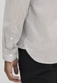 Casual Friday CFANTON - Srajca - white w  coffee liqueur strip