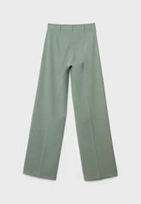 Pantalon à jambes larges de couleur vert clair, fabriqué en tissu doux. Il présente quatre passants de ceinture et une ceinture plate, avec une texture lisse sans motifs.