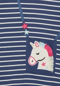 Maglietta a righe blu navy con taschino frontale decorato da un design di unicorno ricamato, arricchita da abbellimenti di stelle colorate.