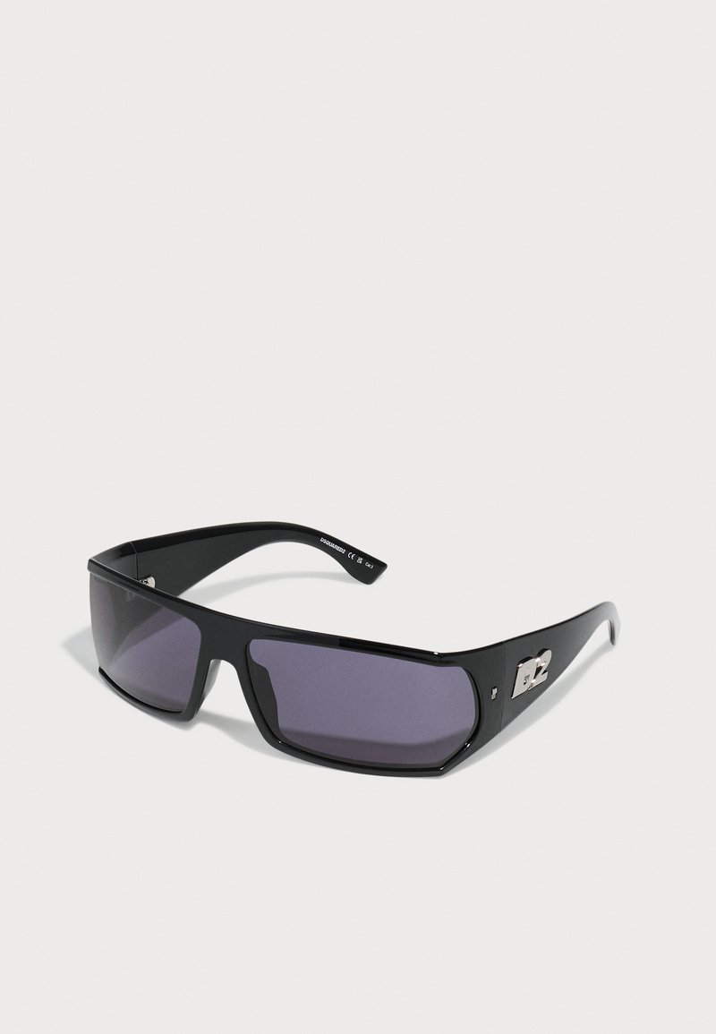 Ochelari de soare negri cu un cadru rectangular, lentile întunecate și detalii metalice pe părți. Textură netedă cu un design elegant.