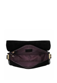 Bolso de ante negro con un cierre en tono dorado y forro interior de lunares morados. Espacioso, con una forma estructurada y diseño plegable.