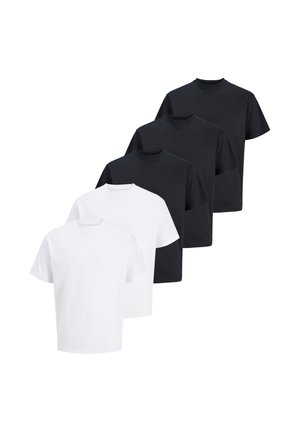 Fünf gefaltete T-Shirts mit rundem Halsausschnitt in abwechselnd schwarzen und weißen Farben, auf einem weißen Hintergrund in einer versetzten vertikalen Linie angeordnet.