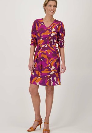 Paars en oranje gestreepte jurk met een V-hals, geplooide mouwen en een strikceintuur. Glad materiaal met een knielange zoom.