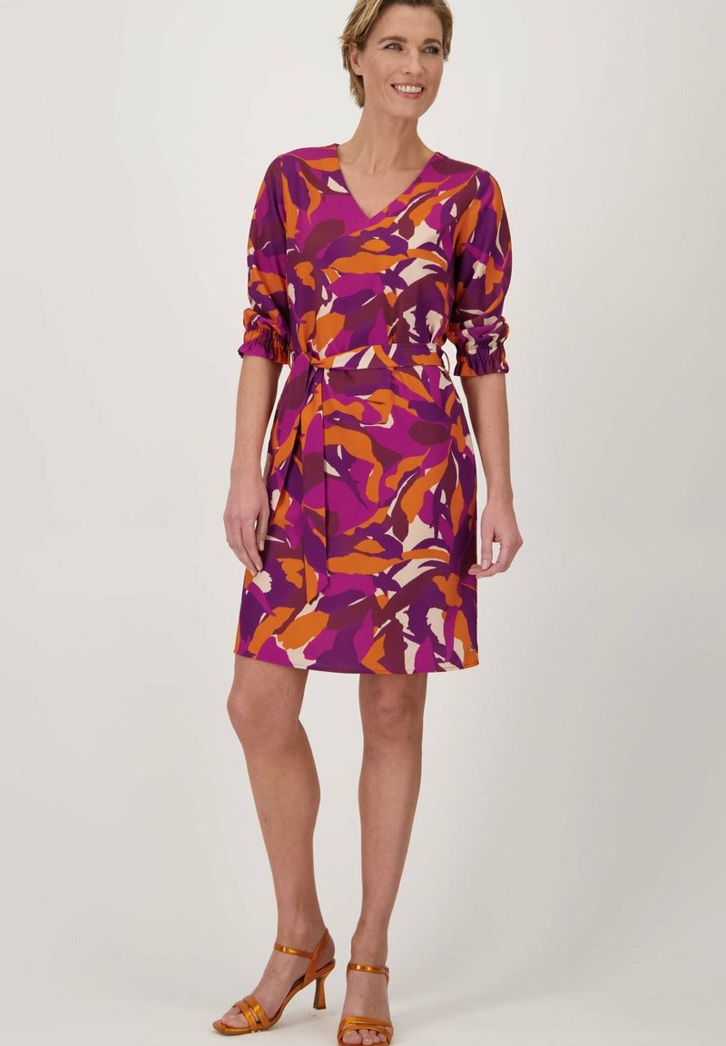 Paars en oranje gestreepte jurk met een V-hals, geplooide mouwen en een strikceintuur. Glad materiaal met een knielange zoom.