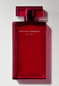 Rote rechteckige Parfümflasche mit quadrischem Deckel. Das Etikett lautet "narciso rodriguez for her" in silberner Schrift. Glatte Glasoberfläche.