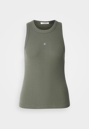 Prążkowany, bezrękawnik w kolorze oliwkowym z okrągłym dekoltem. Z przodu ma małe niebieskie logo "&". Miękki, elastyczny materiał.