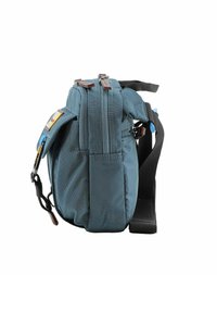 Borsa a tracolla in tessuto blu con molteplici scomparti con zip, dettagli in metallo marrone e una tracolla piatta regolabile per maggiore comodità.