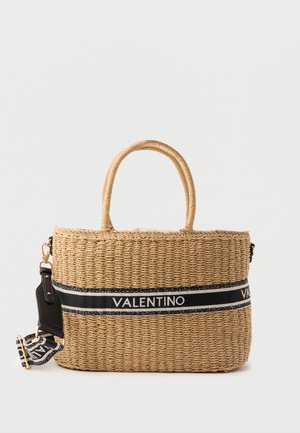 Geantă tote din paie împletite cu două mânere, bandă alb-negru cu brandul Valentino și curea neagră detașabilă cu accesorii aurii.