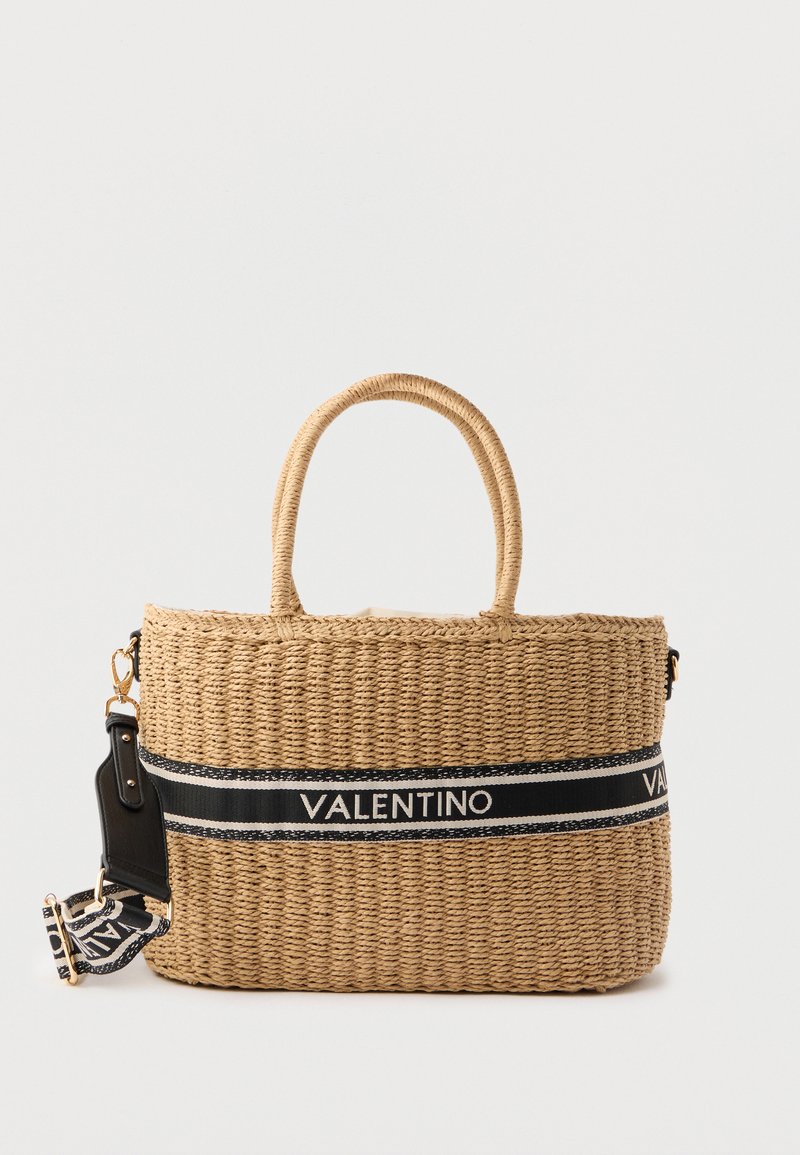 Πλεκτή τσάντα ώμου από ψάθα με δύο χερούλια, μαύρη και λευκή λωρίδα με το λογότυπο Valentino και αποσπώμενο μαύρο λουράκι με χρυσά μεταλλικά στοιχεία.