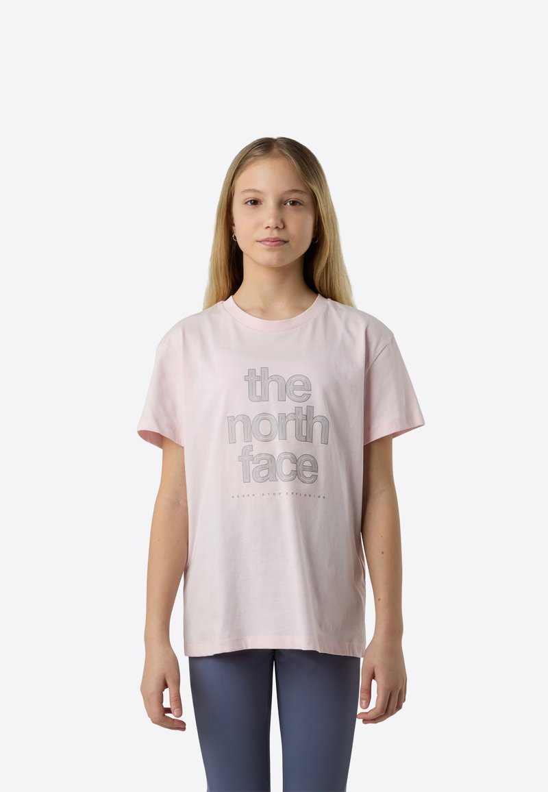 Jasnoróżowa bawełniana koszulka z krótkimi rękawami, z szarym logo "the north face" oraz napisem "NEVER STOP EXPLORING" poniżej.