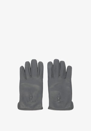 Guantes de cuero gris con una textura suave, presentan un detalle sutil de logo y seis dedos definidos, diseñados para brindar calor y comodidad.