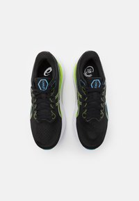 Scarpe da ginnastica nere con tomaia in mesh, dettagli verde lime e blu, e suole bianche. Presentano lacci e il logo Asics sulla linguetta.
