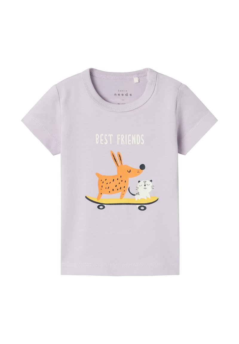 Camiseta lavanda para niño pequeño con texto "Mejores Amigos" e ilustración de un perro naranja y un gato blanco montando un patinete amarillo.