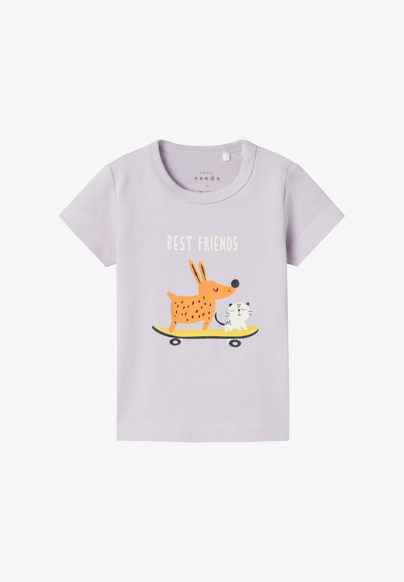 Camiseta lavanda para niño pequeño con texto "Mejores Amigos" e ilustración de un perro naranja y un gato blanco montando un patinete amarillo.