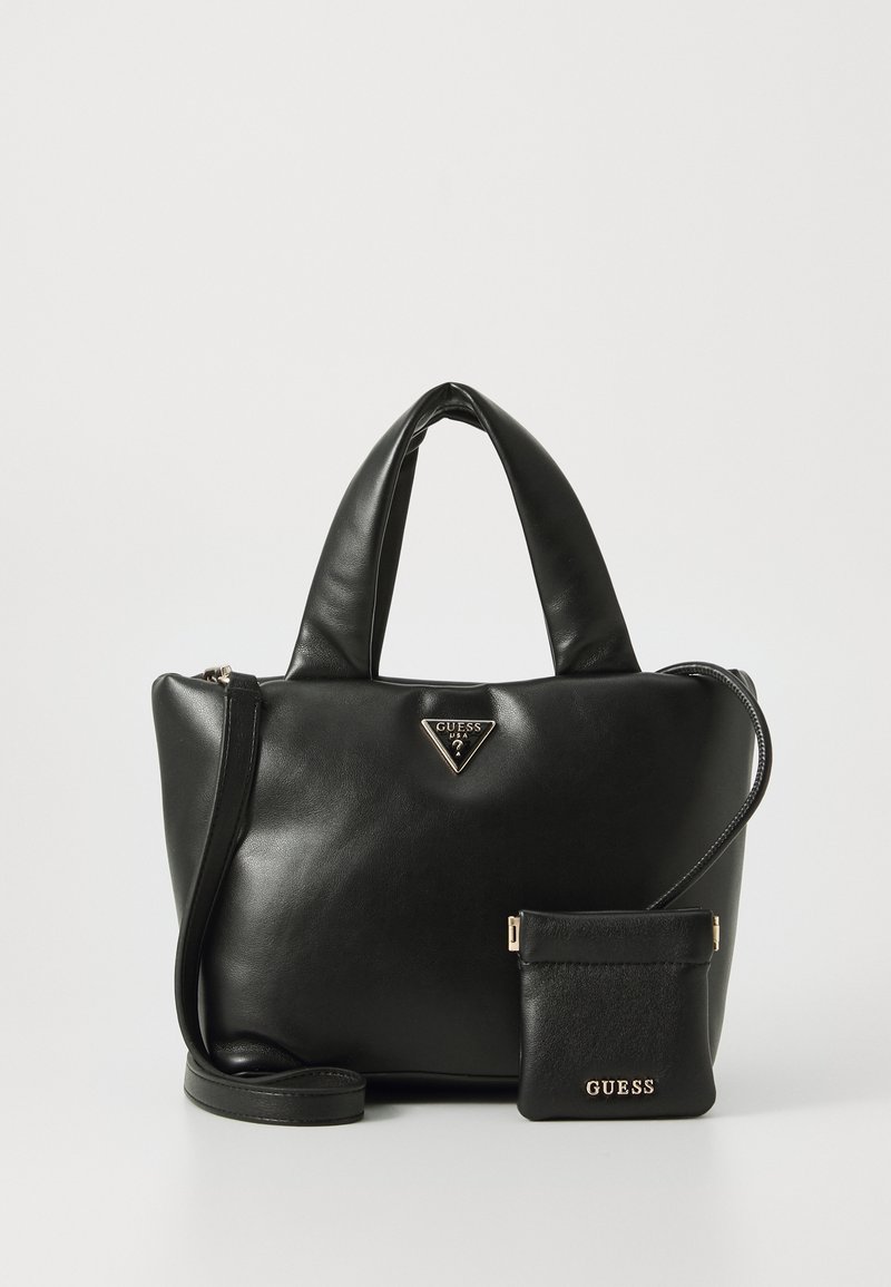 Sac à main Guess noir avec double poignée et bandoulière amovible, accompagné d'une petite pochette assortie avec logo Guess doré.