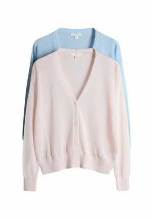 Zwei leichte Strickjacken mit Knöpfen, eine in hellem Rosa vorne und eine in Hellblau hinten, beide mit langen Ärmeln und gerippten Bündchen.