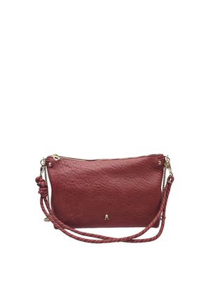 Petit sac bandoulière en cuir rouge foncé texturé avec fermeture éclair, sangle ajustable nouée et petit logo doré au centre avant.