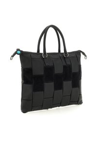 Borsa tote in pelle intrecciata nera e suede con doppie maniglie e attacchi ad anello in metallo su uno sfondo bianco.